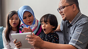 Family using tablet thanks to a Mobile Hotspots from Social Welfare Agencies